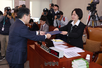 [포토] 선서문 전달 하는 노만석 검찰총장 직무대행