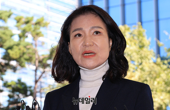 [영상] 경찰 출석한 이진숙 전 방통위원장 "페북글 꼭 읽어봐달라" 