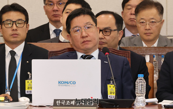 [포토] 기재위 국감 출석한 성창훈 한국조폐공사 사장