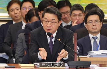 [포토] 정무위 국감서 답변하는 이억원 금융위원회 위원장