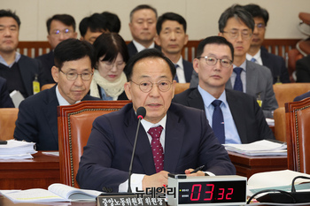 [포토] 답변하는 김태기 중앙노동위원회 위원장