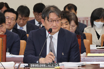 [포토] 기후노동위 출석한 권기섭 경제사회노동위원회 위원장