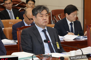[포토] 2023 국감, 질의 듣고 있는 이인재 최저임금위원회 위원장