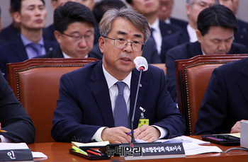 [포토] 답변하는 김기성 수협 대표이사