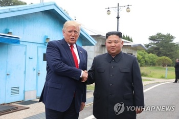 트럼프, '대북 제재 해제' 시사 … 김정은과 만나려 '先 비핵화' 포기하나