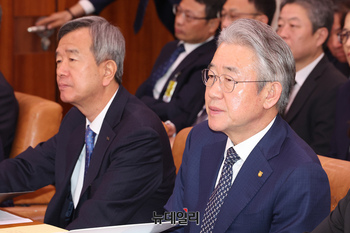 [포토] 2025 국감서 답변하는 강호동 농협중앙회장