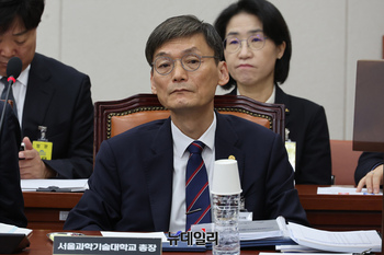 [포토] 질의 듣고 있는 김동환 서울과학기술대학교 총장