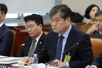 [포토] 교육위 국감 출석한 이인재 인천대학교 총장