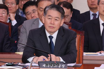 [포토] 질의 듣고 있는 김경협 재외동포청장