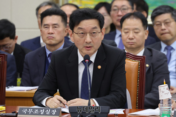 [포토] 답변하는 윤창렬 국무조정실장