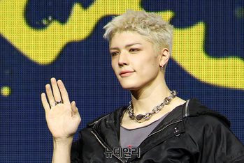 [포토] 손인사하는 앤팀 마키 