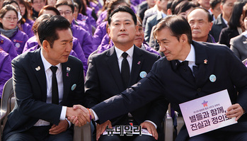 [포토] 악수나누는 정청래·조국 