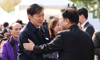 [포토] 10.29 기억식, 인사나누는 우원식·조국 