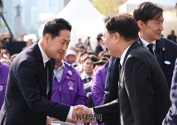 [포토] 이태원 참사 기억식서 인사나누는 장동혁·우원식 