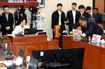 [포토] 최민희 규탄 피켓 붙이는 국민의힘 의원들