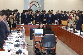[포토] 묵념하는 국회 과방위 위원들