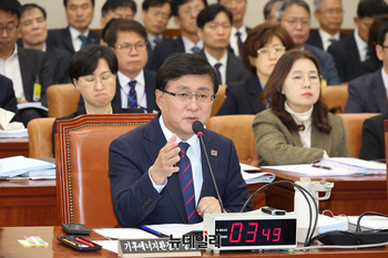 [포토] 답변하는 김성환 기후에너지환경부 장관