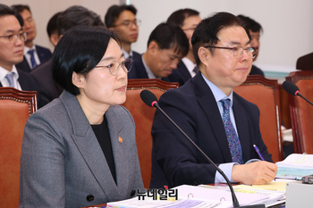 [포토] 답변하는 한성숙 중소벤처기업부 장관