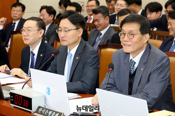 [포토] 국감서 답변하는 이창용 한국은행 총재
