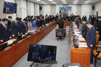 [포토] 이태원 참사 추모 묵념하는 국회 운영위
