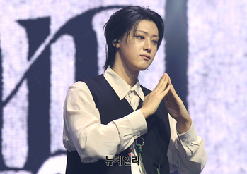 [영상] 위아이 유용하 '다양한 포즈'