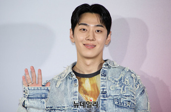 [포토] 포즈 취하는 그레이 