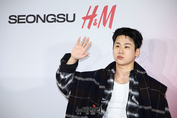 [포토] 손인사하는 래퍼 쿠기 