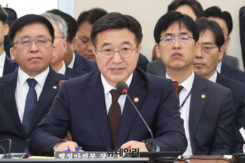 [포토] 종합감사 출석한 윤호중 행정안전부 장관