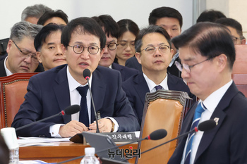 [포토] 답변하는 김승룡 소방청장 직무대행