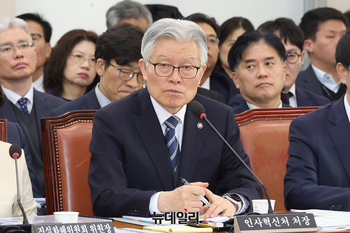 [포토] 질의 듣고 있는 최동석 인사혁신처장