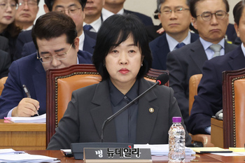 [포토] 질의 듣고 있는 홍소영 병무청장