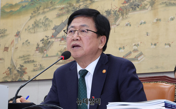 [포토] 답변하는 최교진 사회부총리 겸 교육부 장관