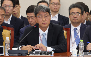 [포토] 과방위 출석한 반상권 방송미디어통신위원회 위원장 직무대리