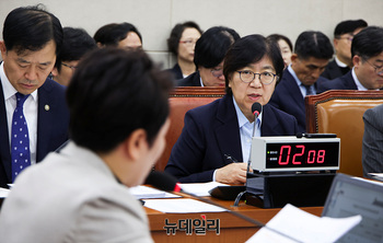 [포토] 답변하는 정은경 보건복지부 장관 