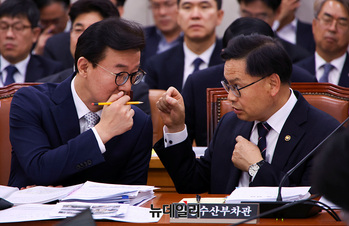 [포토] 대화 나누는 전재수-김성범 