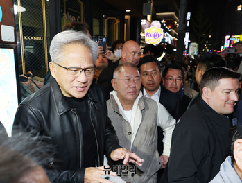 [포토] 삼성동에 등장한 젠슨 황 엔비디아 CEO