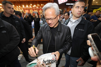 [포토] 시민들에 사인해주는 젠슨 황 엔비디아 CEO
