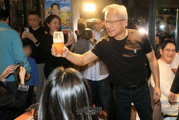 [포토] 치킨집 손님들과 건배하는 젠슨황