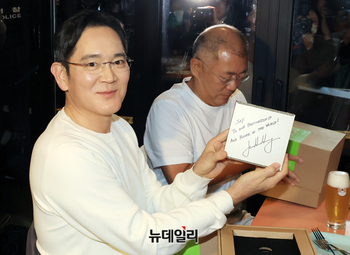 [포토] 젠슨 황에 받은 선물 공개하는 이재용 삼성전자 회장