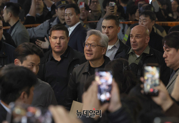 [포토] 가죽재킷 입고 삼성동 등장한 '젠슨 황'