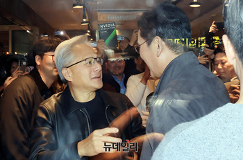 [포토] 이재용 삼성전자 회장과 인사하는 젠슨황