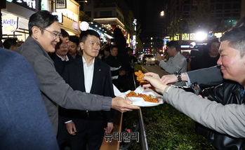 [포토] 치킨 나누는 이재용 삼성전자 회장