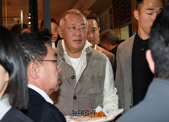 [포토] 치킨 나누는 정의선 현대차 회장