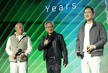 [포토] 이재용-정의선 회장과 함께 연단 오른 젠슨 황