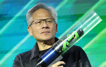[포토] 퍼포먼스건 든 젠슨황 CEO