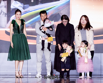 [포토] 2025 아시아모델어워즈 신인상 수상자들 