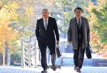 [포토] 내란우두머리 혐의 공판 출석하는 김홍일-배보윤 변호사