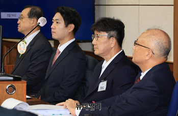 [포토] 정치자금 수수혐의 첫 공판, 피의자석 앉은 권성동 의원