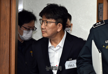 [포토] 정치자금 수수혐의, 법정 들어서는 권성동 의원