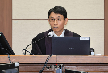 [포토] 권성동 의원 재판 심리하는 우인성 부장판사